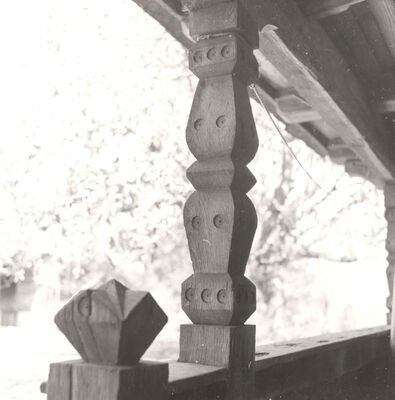 Ribnica - Tradicijska kuća, stup trijema i vrh dovratnika