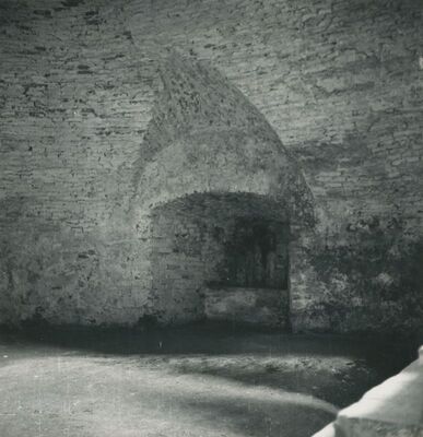 Trakošćan - dvor, podrumska prostorija, niša sa križem