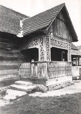 Buševec - Tradicijska drvena prizemnica, trijem