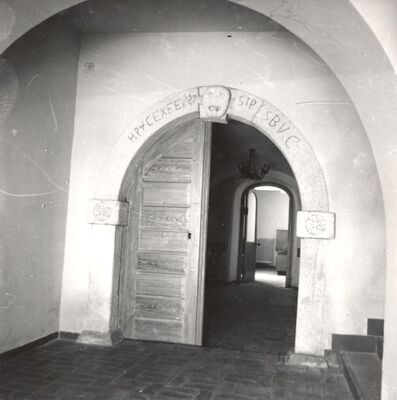 Strmac Pribićki - Kompleks dvora, portal