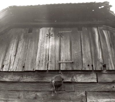Lukinić Brdo - Tradicijska drvena prizemnica, detalj zabata