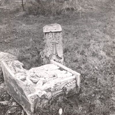 Januševec - Dvorac Januševec, kapiteli pilastra