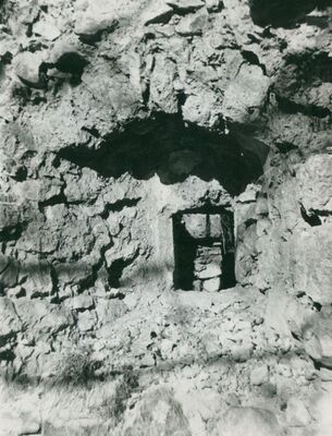 Zelingrad - Stari grad Zelingrad, prozor ulazne kule