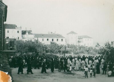 Kaštel Štafilić (Kaštela) - Veduta mjesta s tradicionalnom procesijom za proslavu Gospe od Karmela