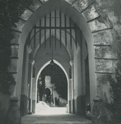 Trakošćan - dvorac, Jurjev neogotički ulazni trijem