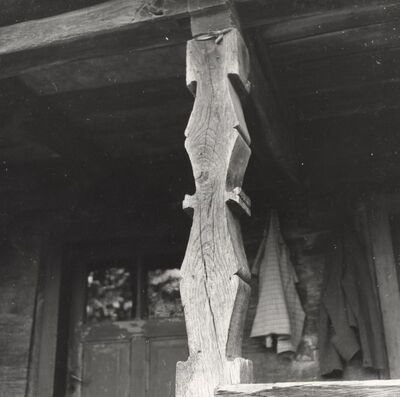 Drnek - Tradicijska kuća, stup trijema