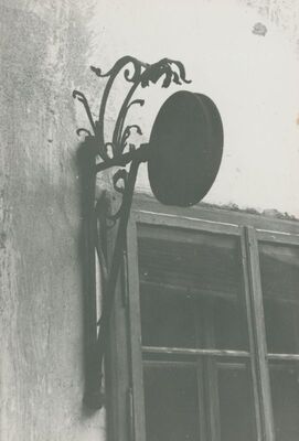 Trakošćan - unutarnje dvorište, istočni zid, kolotur