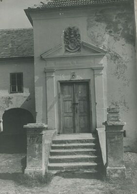 Velika Ves (Krapina) - Dvorac Popovec (Kulmer), portal s grbom.