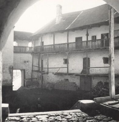 Ribnik - Stari grad, dvorište