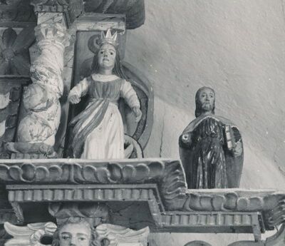 Venac Mrežnički (Duga Resa) - Kapela sv. Benedikta, kipovi na atici oltara