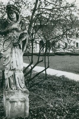 Gornji Laduč - Dvorac Vraniczany, plastika ispred dvorca