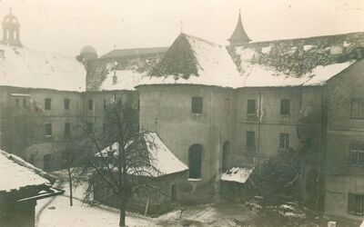 Zagreb - Zakladna bolnica s apsidom kapelice (dvorište)