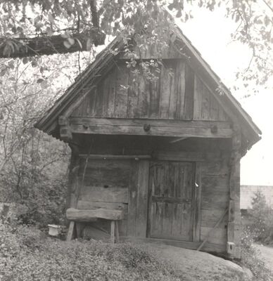 Strezoj - Gospodarska zgrada, ulazno pročelje