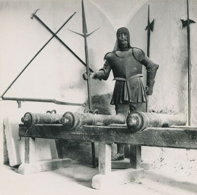 Trakošćan - ulazni trijem s oružjem, maneken s oklopom