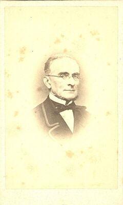 Portret čovjeka s bradom i s očalima