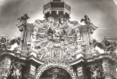 Kotari - Crkva sv. Leonarda, atika glavnog oltara