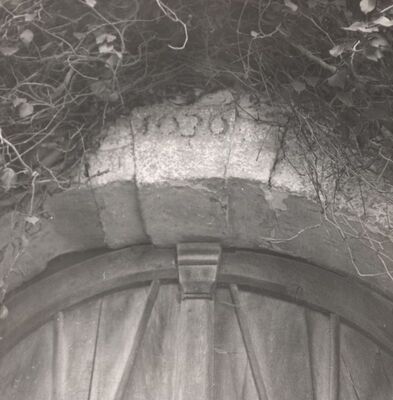 Slavetić - Dvorac Oršić, zaglavni kamen portala