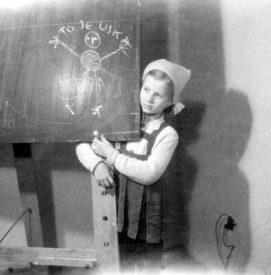 Djevojčica pred školskom pločom