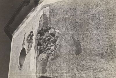 Komin - Crkva sv. Tri Kralja, oštećenje uz prozor