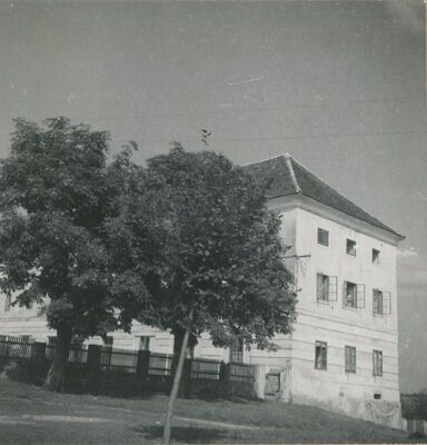 Ludbreg - Dvorac, Istočna zgrada u sklopu parka