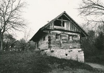 Žakanje - Podvorci, Tradicijska kuća, zabatno pročelje