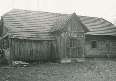 Polje Ozaljsko (Ozalj) - Tradicijska kuća, ulaz