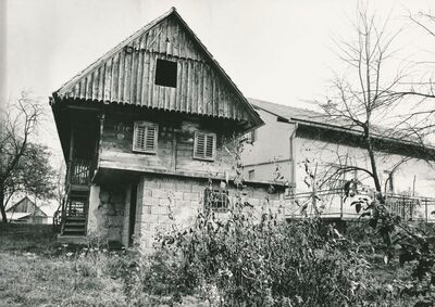 Brlog Ozaljski (Kamanje) - Tradicijska kuća, zabatno pročelje