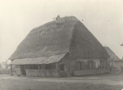 Donja Lomnica - Kurija Arbanasi, ulazno i zabatno pročelje