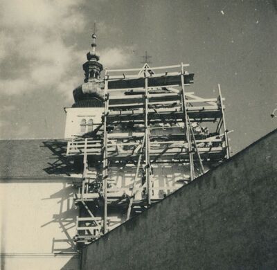 Lepoglava - Župna crkva, zapadna fasada (iz dvorišta kaznionice) sa skelama