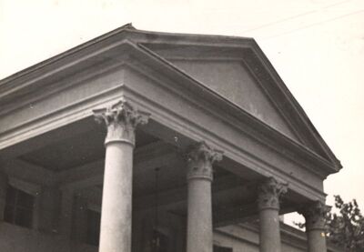 Januševec - Dvorac Januševec, zabat portika