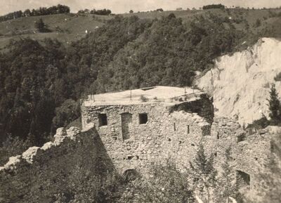 Samobor - Stari grad, pogled na peterokutnu kulu