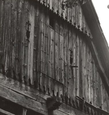 Strezoj - Tradicijska kuća, ukrasi na zabatu