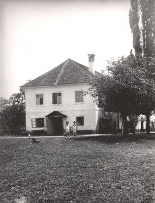 Repišće - Drvena kurija, ulazno pročelje