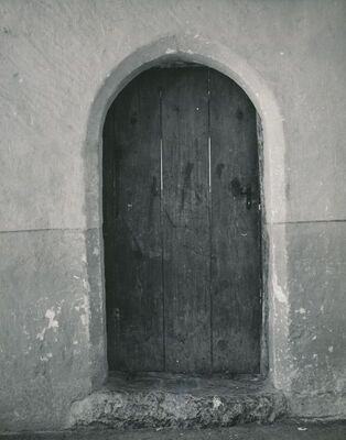 Sveti Petar Mrežnički (Duga Resa) - Župna crkva sv. Petra, ulaz s kamenim dovratnikom