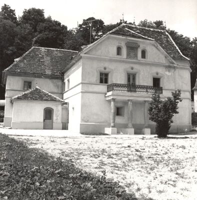 Strmac Pribićki - Kompleks dvora, pročelje s grbom