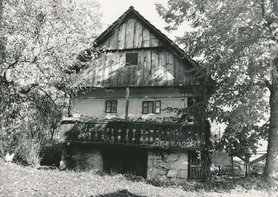 Sršići (Ozalj) - Tradicijska kuća, pročelje s podrumom