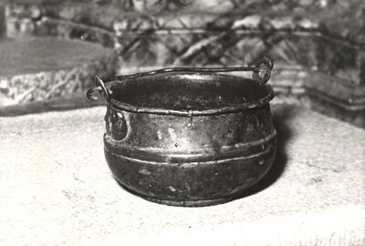 Cerje - Crkva sv. Ivana Evanđelista, kotlić za posvećenu vodu