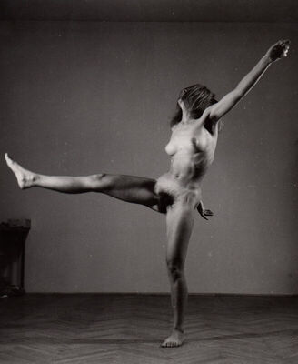 Ženski akt u pokretu.