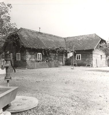 Bukevje - Tradicijska kuća, ulazno i bočno pročelje