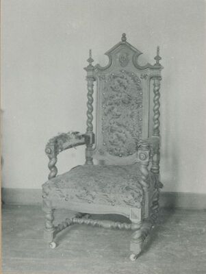 Trakošćan - naslonjač s grbom