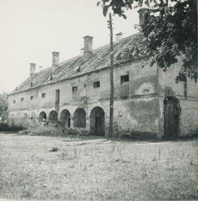 Zelendvor - gospodarska zgrada, ulazno pročelje, arkadni trijem