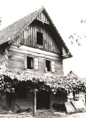 Strezoj - Tradicijska kuća, zabatno pročelje