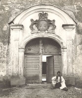 Lukavec - Detalj turopoljskog grada: barokni portal ispred kojega pozira seljak