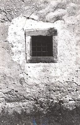 Slavetić - Dvorac Oršić, podrumski prozor