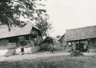 Vrhovac (Ozalj) - zadružna drvena kuća, kbr. 22