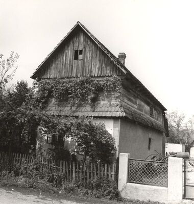 Bukevje - Tradicijska kuća, ulično i bočno pročelje