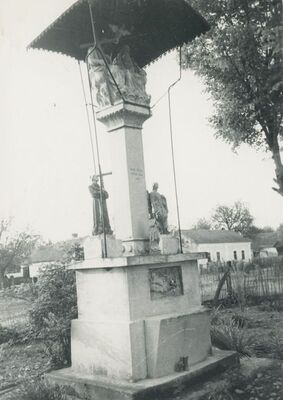 Mali Bukovec - Pil sv. Trojstva s kipovima sv. Josipa i sv. Florijana