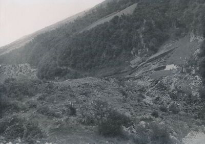 Tounj - Stari grad, pogled na provaliju nad kojom je podignut