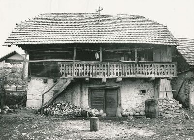 Brlog Ozaljski (Kamanje) - Tradicijska kuća, pročelje s trijemom