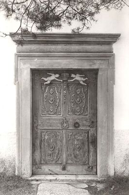 Volavje - Crkva Blažene Djevice Marije Volavske (Snježne), rezbarena vrata portika